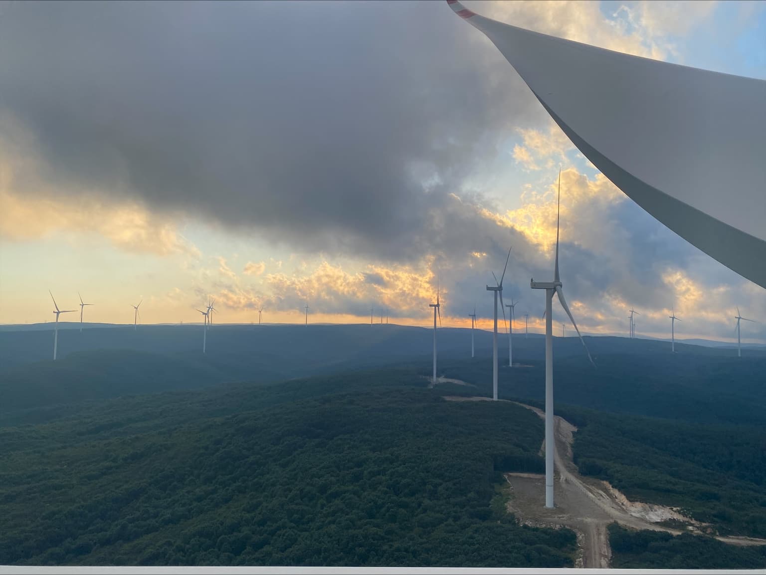 Gün batımında Plan-Test rüzgâr enerjisi santrali sahası