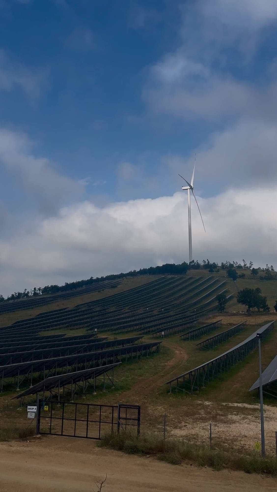 Güneş panelleri ve enerji santrali elektrik altyapısı